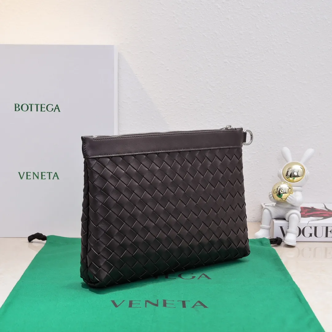 Batch 1360 Bottega Veneta's Bottega Veneta handbag transforms into a man in seconds ⌨️The texture is great! The weaving process is exquisite, simple and elegant, and it perfectly matches any clothes! Whether you are out on the street or on a date, it can instantly improve your overall taste. It can not only hold your wallet and mobile phone, but also the charm of your male god. Style number: 6518 Size: 33*22*7cm